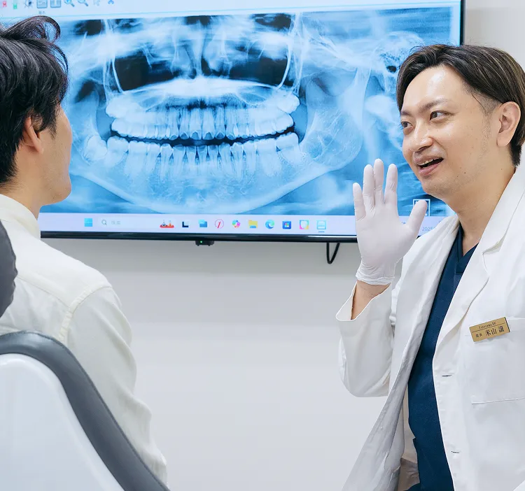 マスクを着用し、集中する医師。医療現場で、正確な診断と治療に尽力する姿。