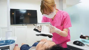 専門的な機器を用いた精密な検査の様子。