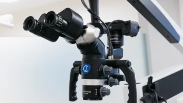 複雑な構造を持つ、高性能な手術用顕微鏡。