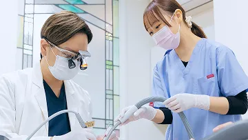 集中した視線と、連携する手。プロフェッショナルな雰囲気に満ち溢れています。